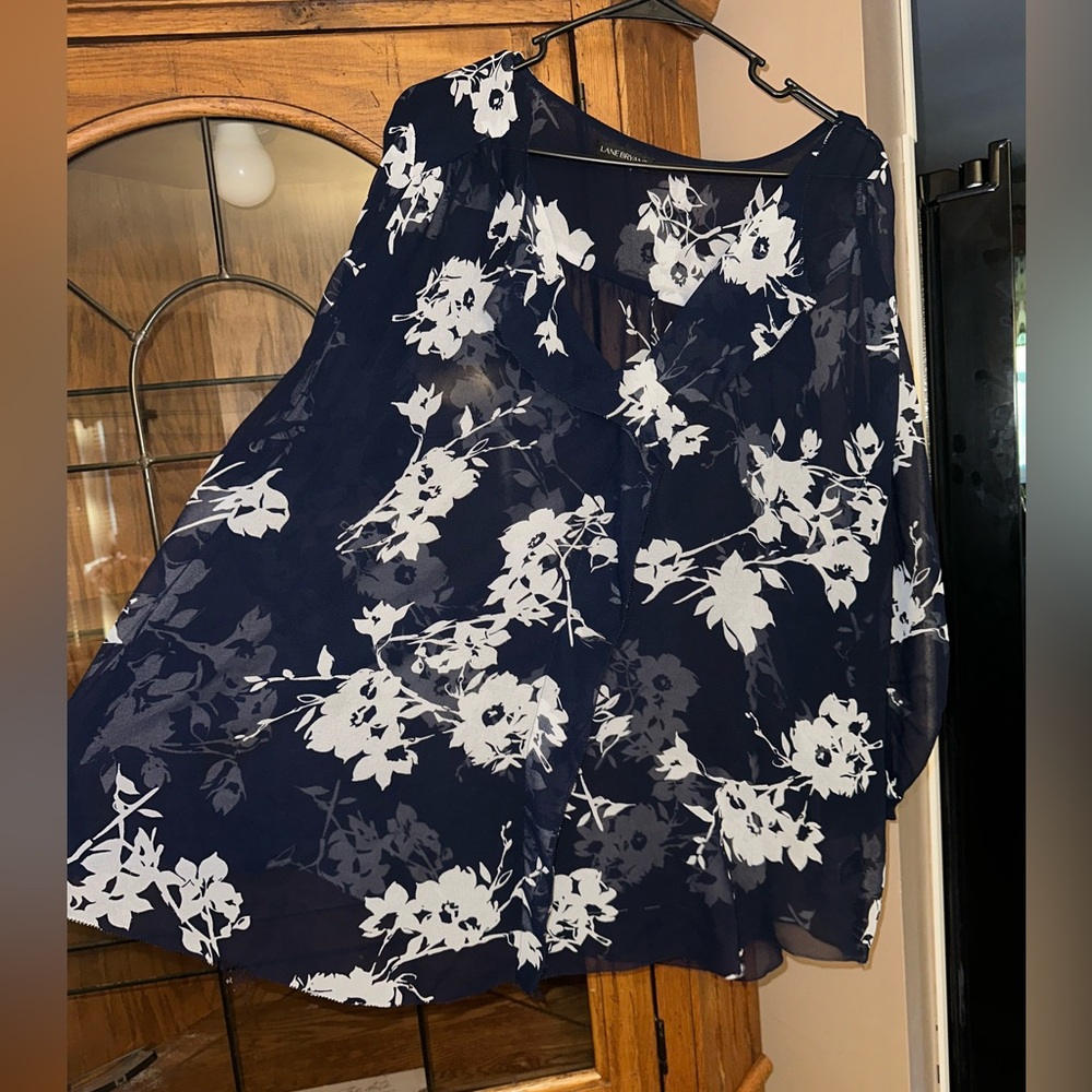 Pretty Sheer 2X Lane Bryant Top. Will need a cami for underneath MUST BUNDLE(T)